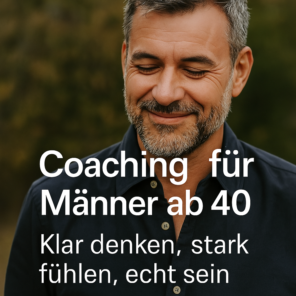 Lächelnder Mann über 40, der Coaching für persönliche Entwicklung anbietet.